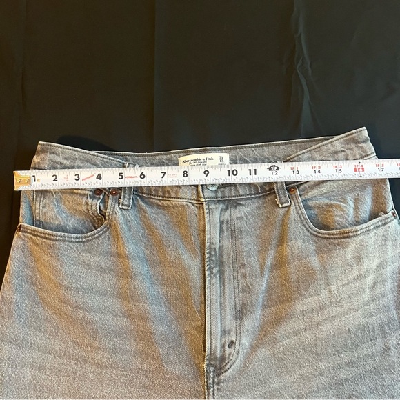 Abercrombie & Fitch 90’s Ultra High Rise Light Gray Jeans, Size 31 - Picture 3 of 8
